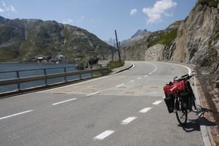 Dach der Etappe: Grimselpass, Passhöhe, Blick nach Westen, mittig im Hintergrund das Lauteraarhorn