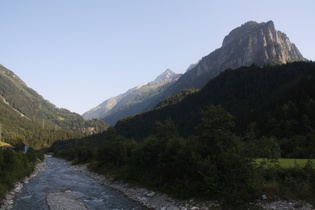 die Aare in Innertkirchen, Blick flussaufwärts, rechts der Loibstock