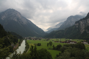 Südrampe zum Lammiboden, Blick auf das Gleis der Meiringen-Innertkirchen-Bahn, die Aare und Innertkirchen