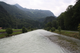 bei Meiringen, Blick auf das Gleis der Meiringen-Innertkirchen-Bahn, die Aare und die Aareschlucht