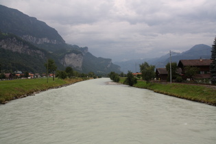 die Aare bei Meiringen, Blick flussabwärts, aufziehende Regenwolken