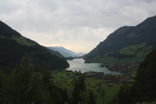 Brünigpass, Nordrampe, mittlerer Bereich, Blick über den Lungerersee in das Sarneraatal