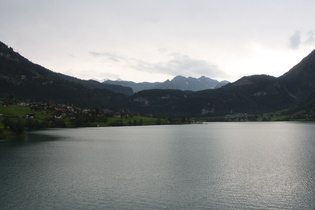 Blick über den Lungerersee auf Lungern, im Hintergrund die Berner Alpen