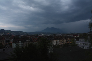 Abendstimmung im Quartier mit aufziehendem Regen<