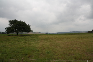 südlich von Esperde, Blick zum Kernkraftwerk Grohnde