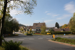 der zentrale Platz in Neuhaus, eine Straßenkreuzung