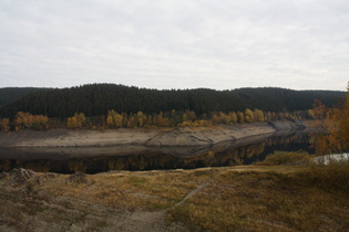 der Okerstausee mit sehr glatter Wasseroberfläche …