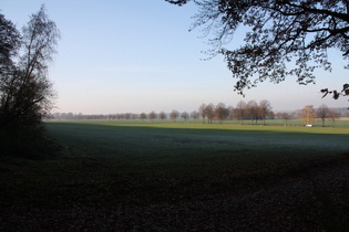 im Schatten liegt noch der Frost auf der Landschaft