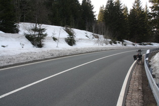 für lange Zeit in so geringer Höhe hoffentlich der letzte Schnee längs des Weges