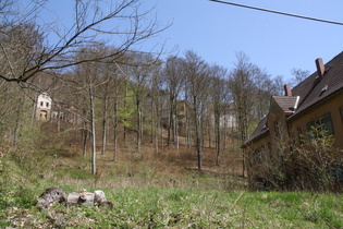 von unten sehen die Gebäude am Berghang noch unauffällig aus