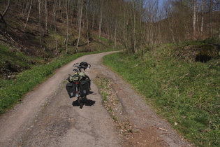 riesige Schlaglöcher im Bereich der "Straßenschäden", …