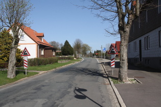 das mit der Dampflok auf den beiden Schildern ist hier ernst gemeint