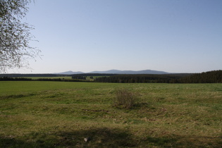 zwischen Trautenstein und Hasselfelde, Blick auf v. l. n. r. Wurmberg, Brocken und Hohneklippen