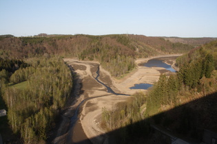 Flusslauf der Bode in der fast leeren Talsperre Wendefurth