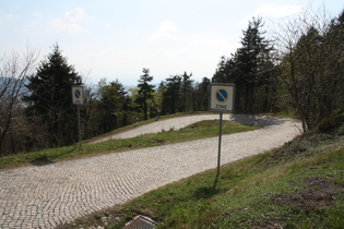 Serpentine unterhalb des Gipfels, Blick nach Nordwesten