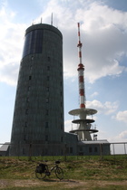 "Dach der Etappe": Großer Inselsberg, Gipfel; mit Sendeturm von 1939 und Sendemast von 1974