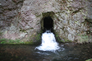 Mundloch des Gerastollens, der Wasser von der Gera zum Silbergraben führt