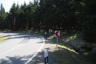 die L1129 am Osthang des Großen Beerberg auf etwa 940 m ü.NHN