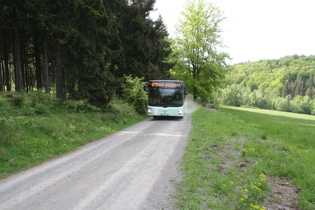 … Linienbusverkehr auf Schotterpiste