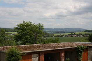 Blick auf Unsen, im Hintergrund der Osterwald