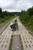 Betonwabenplattenweg, hier wäre Schotter die bessere Lösung