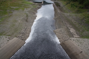 Okertalsperre, Abfluss der Vorstaumauer bei sehr niedrigem Wasserstand