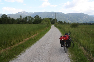 Schotterpiste als Radweg durch den Ostrand des Murnauer Mooses