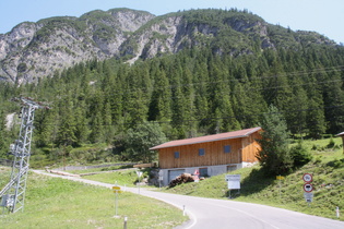 Blick auf die Passstraße an der Abzweigung nach Boden