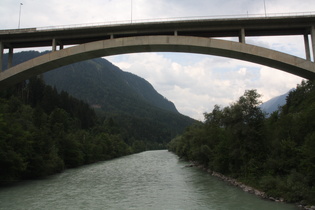 Blick von der Brücke zwischen Imst und dem Bahnhof Imst-Pitztal auf die Brücke der "Pitztal Landesstraße" L16 über den Inn