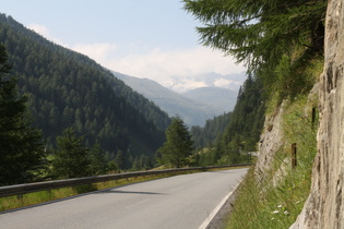 Blick auf vergletscherte Berge des Alpenhauptkamms