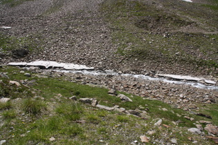 der Timmelsbach – und erste Schneereste unterhalb der Straße gelegen