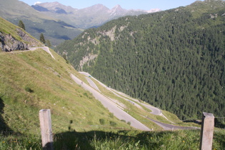 Serpentinenknäuel am Berg – so muss eine Passstraße aussehen ☺