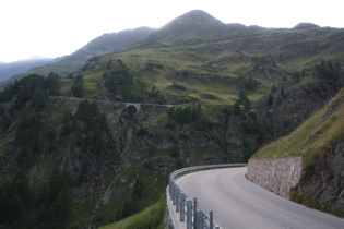 Blick auf die Südostrampe von weiter unten