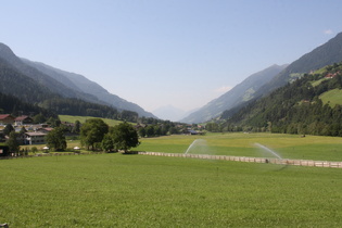 bei St. Leonhard in Passeier, Blick ins Passeiertal flussabwärts (Vorderpasseier)