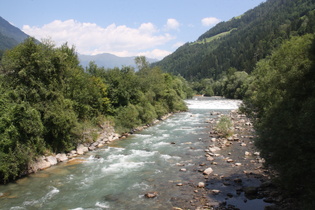 die Passer zwischen St. Martin in Passeier und Riffian, Blick flussaufwärts nach Norden, im Hintergrund der Saxner