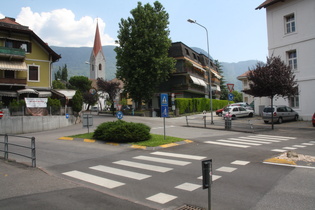 in der Ortsdurchfahrt für Radfahrer in Meran