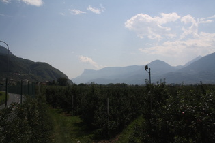 Etschtal, Blick nach Süden, links im Bild Burgstall