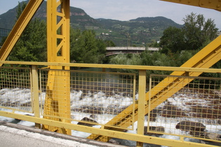 die Talfer nahe ihrer Mündung in Bozen, Blick flussaufwärts