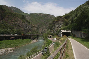 Eisacktal mit reichlich Verkehrswegen, v. l. n. r.: Autobahn A22, Staatsstraße 12, Eisacktalradweg