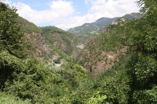 Sarner Schlucht, hoch über dem Ostufer die Burg Wangen-Bellermont