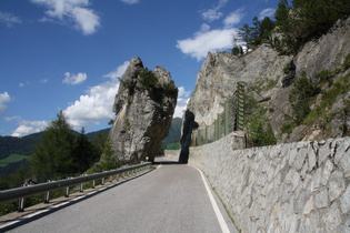 Penser Joch, Nordrampe, durch den Fels geführt