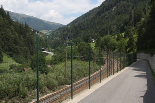 Verkehrswege im Oberen Wipptal, v. l. n. r.: Brennerautobahn A22, Staatsstraße SS12 (Brennerstraße), Brennerbahn, Brennerradweg