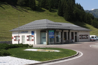 umgenutzte ehemalige Grenzstation auf der Passhöhe