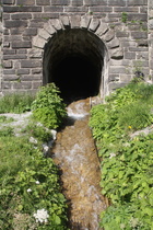 ein östlicher Zufluss der Sill unterquert die Brennerbahn