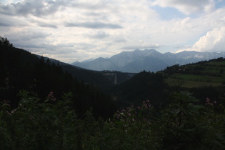 Unteres Wipptal mit "Europabrücke" und Brennerbahn, im Hintergrund die Inntalkette