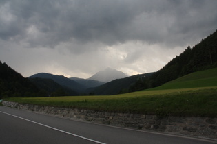 Blick ins Untere Wipptal nach Süden, im Hintergrund der Rauhe Kamm