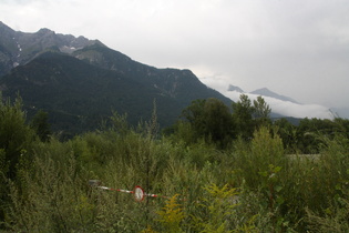 Nebelschwaden ziehen durch die Berge