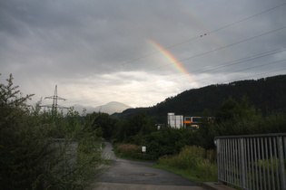 ein unvollständiger Regenbogen mangels ausreichend großer Wolkenlücke