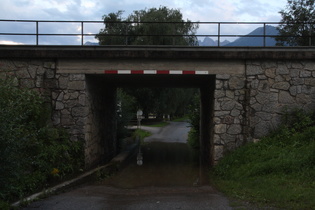 geflutete Unterführung zwischen Inntalradweg und Unterperfuss, die Inntalbahn fährt trocken, der Radfahrer nass