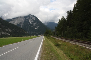 Landesstraße B177 und Mittenwaldbahn, Scharnitz voraus